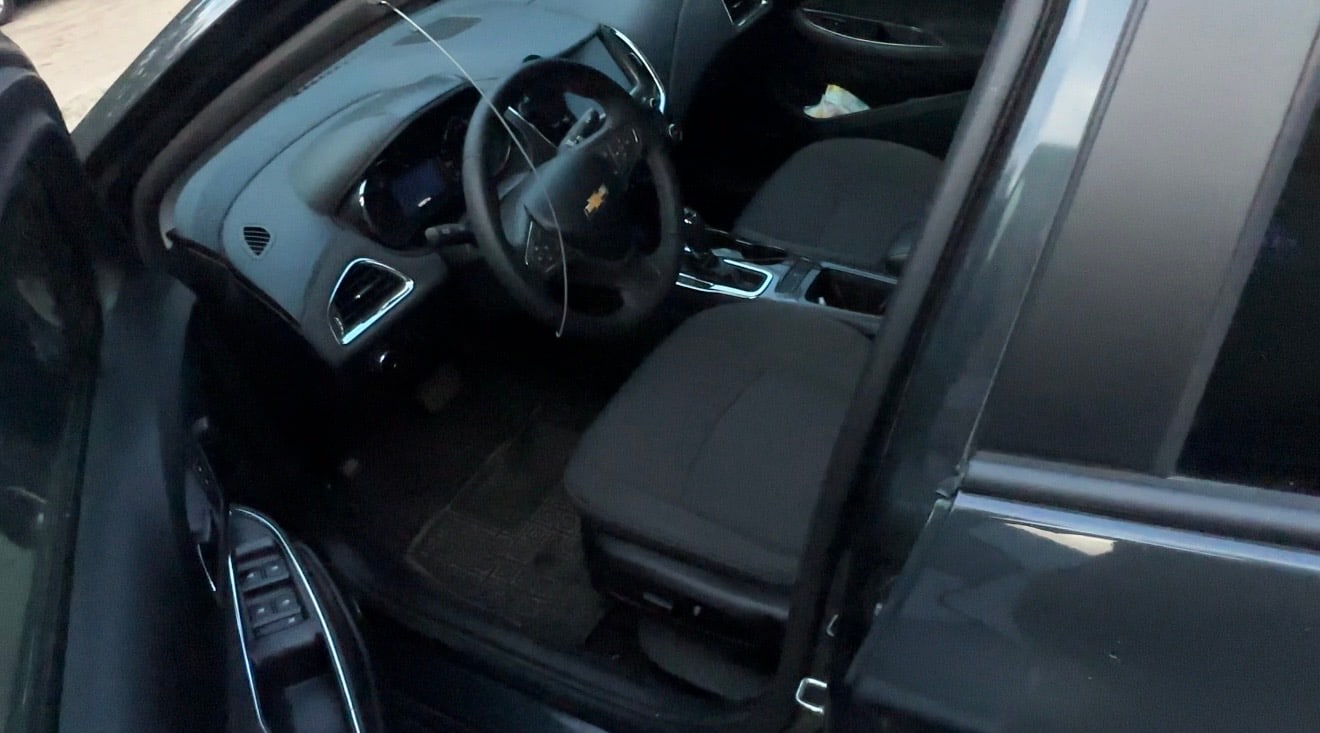 Открытая водительская дверь Chevrolet Cruze после работы мастера